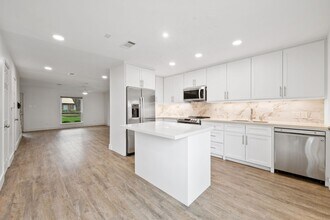 10240 Longmont Dr in Houston, TX - Building Photo - Building Photo