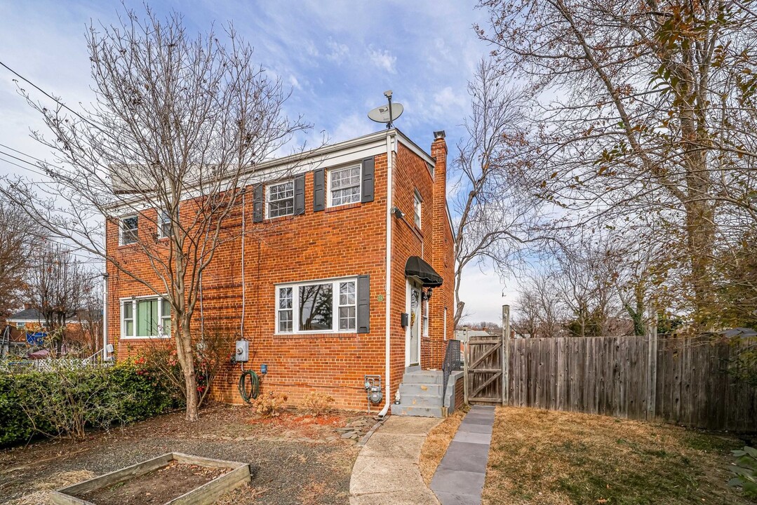 24 Underwood Pl in Alexandria, VA - Building Photo