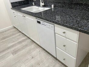 409 Burchett St, Unit 311 in Glendale, CA - Foto de edificio - Building Photo