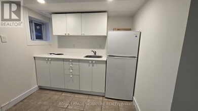 3661 Lake Shore Blvd W in Toronto, ON - Building Photo - Building Photo