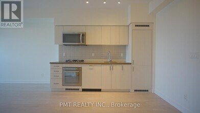 501 St Clair Ave W in Toronto, ON - Building Photo - Building Photo