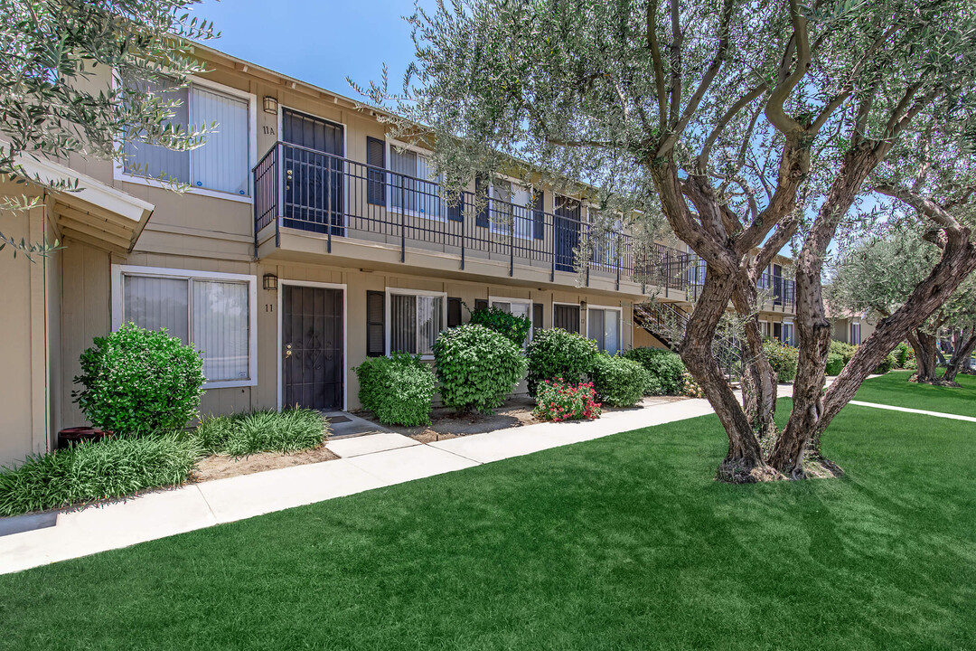 Columbard in Bakersfield, CA - Foto de edificio