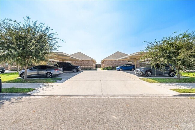 18 W Garfield Ave in Alton, TX - Building Photo - Building Photo