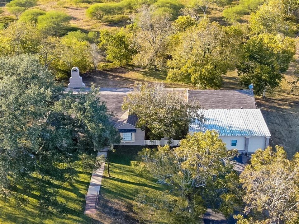 2248 US Hwy 77a S in Yoakum, TX - Building Photo