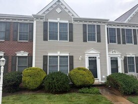 13 Castle View Dr in Mckees Rocks, PA - Building Photo