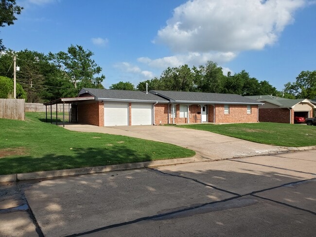 property at 2819 N Lincoln St