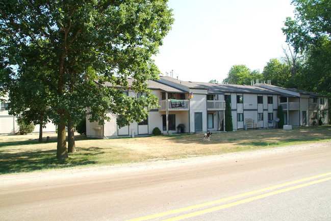 Village Square Apartments in Holly, MI - Building Photo - Building Photo