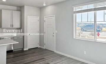 235 Molinar St in Johnstown, CO - Foto de edificio - Building Photo