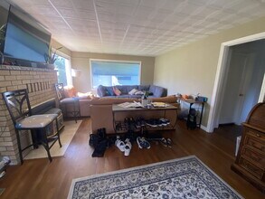 1421 Lakeway Dr in Bellingham, WA - Building Photo - Building Photo