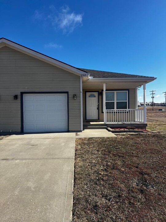 2135 Killdeer Ct in Junction City, KS - Building Photo