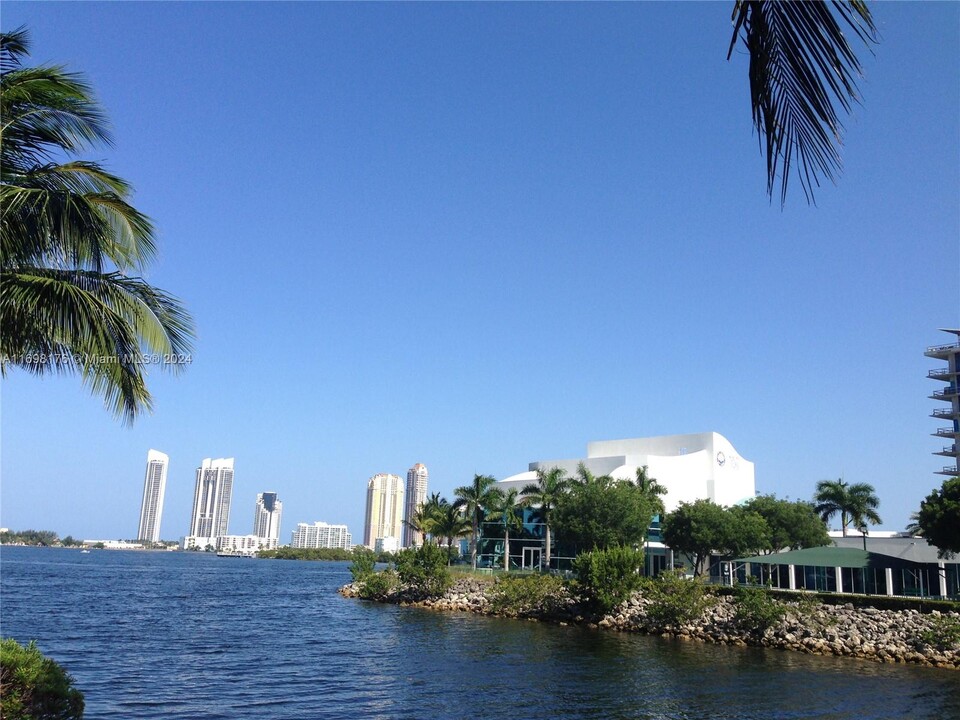 3330 NE 190th St, Unit 817 in Aventura, FL - Foto de edificio