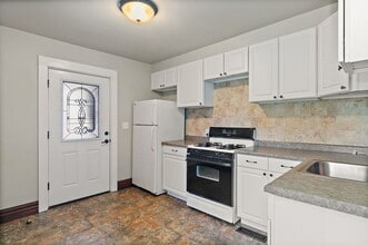 102 Minnie St in Crystal Lake, IL - Building Photo - Building Photo