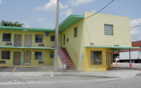 Island In The Cove in Miami, FL - Foto de edificio - Building Photo