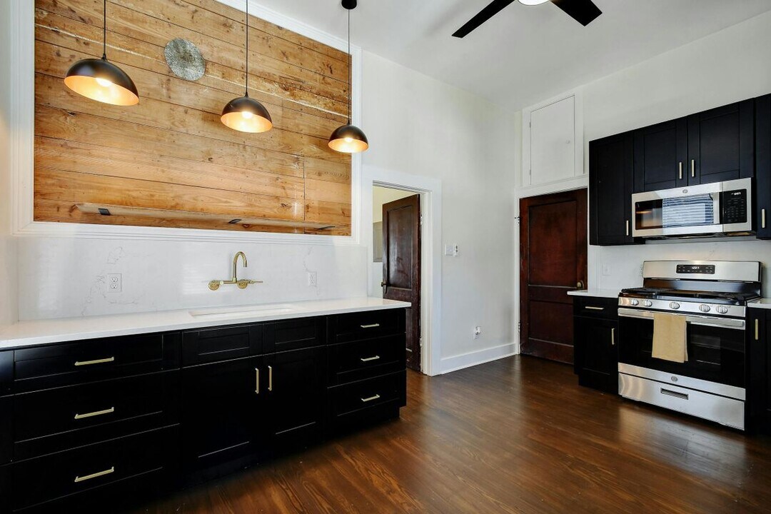 423 W Woodlawn Ave in San Antonio, TX - Building Photo