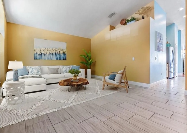 12813 Kings Lake Dr in Gibsonton, FL - Foto de edificio - Building Photo