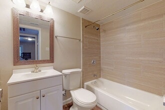Azure Place Apartments in Memphis, TN - Foto de edificio - Building Photo