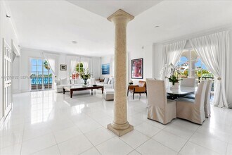 2134 Fisher Island Dr in Miami Beach, FL - Foto de edificio - Building Photo