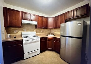 15 Stalie Ct, Unit STUDIO APT in Staten Island, NY - Building Photo