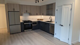 2002 St. George St in Port Moody, BC - Building Photo