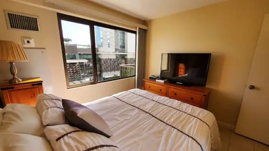 2140 Kuhio Ave., Unit 703 in Honolulu, HI - Foto de edificio - Building Photo