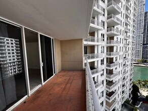 701 Brickell Key Blvd, Unit 1208 in Miami, FL - Foto de edificio - Building Photo