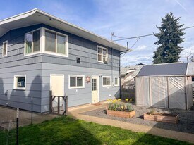 154 Cleveland St in Lebanon, OR - Building Photo