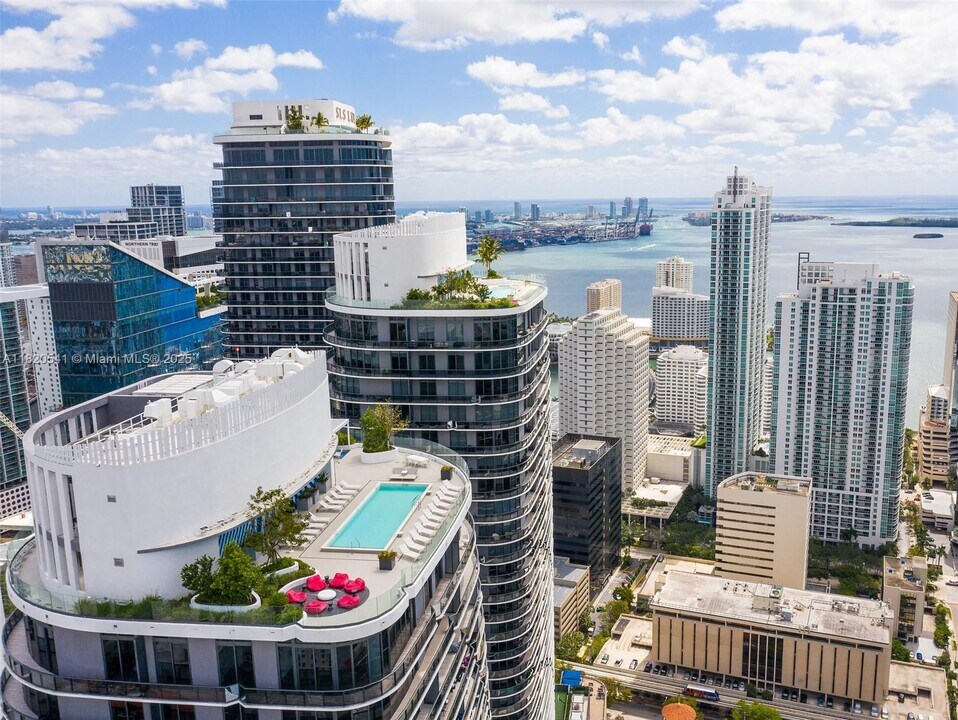 55 SW 9th St, Unit 3507 in Miami, FL - Foto de edificio