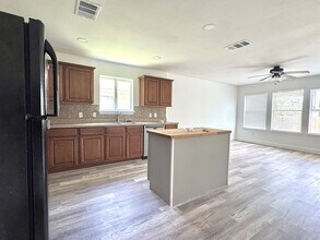 529 W Metcalfe St in Hutto, TX - Building Photo - Building Photo