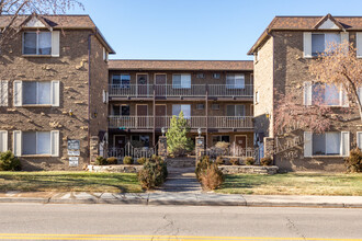 Rustic Arms Apartments in Englewood, CO - Foto de edificio - Building Photo