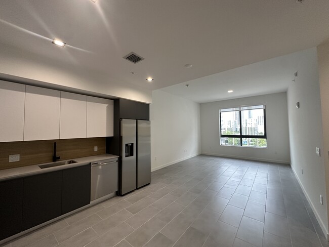 319 NW 32nd St, Unit 115 in Miami, FL - Building Photo - Building Photo