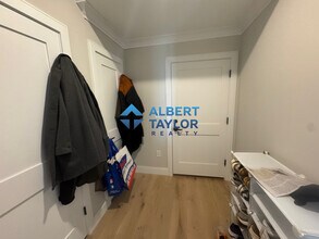 155 Everett St, Unit 303 in Boston, MA - Foto de edificio - Building Photo