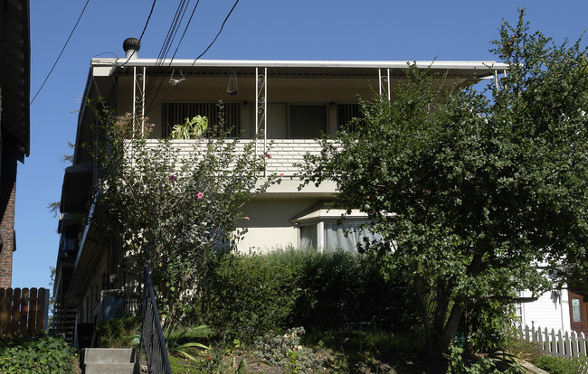 527-533 Mira Vista Ave in Oakland, CA - Foto de edificio - Building Photo