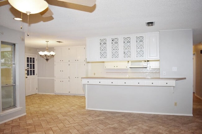 837 Royal Terrace in Hurst, TX - Foto de edificio - Building Photo