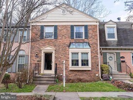 10323 Hampshire Green Ave in Fairfax, VA - Building Photo