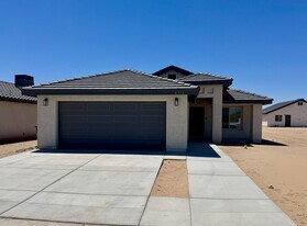 4711 E Los Olivos Dr in San Luis, AZ - Building Photo