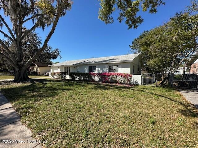 1670 Kemberly Ave in Titusville, FL - Foto de edificio