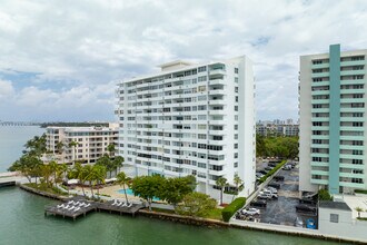 Belle Isle Apartment Corporation in Miami Beach, FL - Foto de edificio - Building Photo