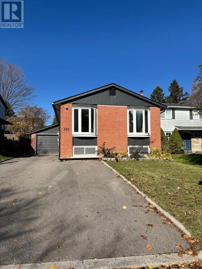 205 Talbot Crescent in Newmarket, ON - Building Photo - Building Photo