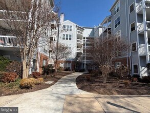 3175 Summit Square Dr in Oakton, VA - Building Photo - Building Photo