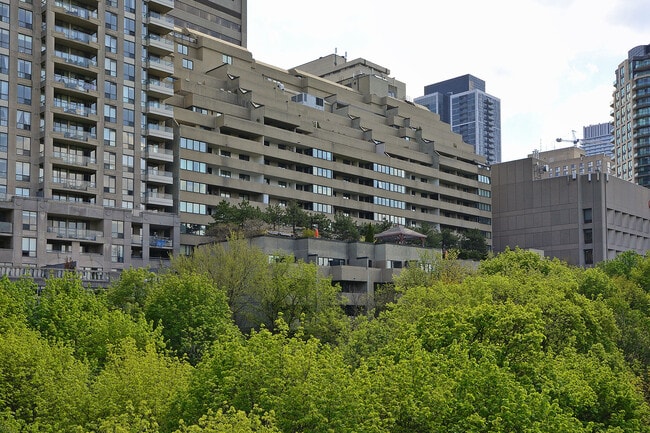property at 409-360 Bloor St E