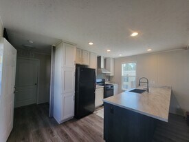 15 Armstrong Ave in Flushing, MI - Building Photo