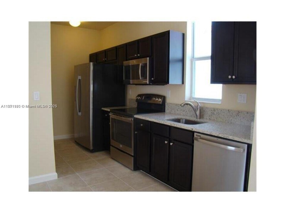 17131 SW 96th St in Miami, FL - Building Photo