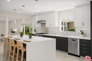 6660 Balcom Ave in Los Angeles, CA - Building Photo