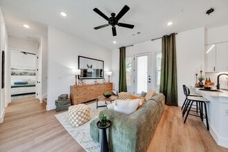 1601 Mustang Dr in Marble Falls, TX - Foto de edificio - Building Photo