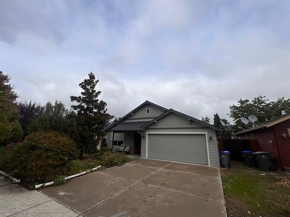 1033 Crimson Ct in Talent, OR - Building Photo