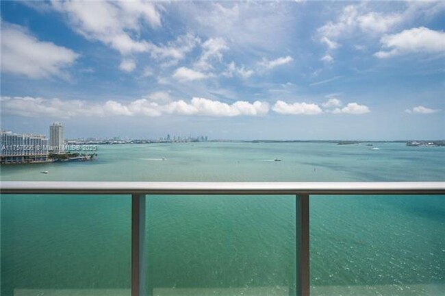 1331 Brickell Bay Dr in Miami, FL - Foto de edificio - Building Photo
