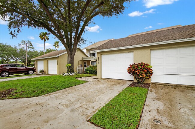 2703 Maplewood Dr in West Palm Beach, FL - Building Photo - Building Photo