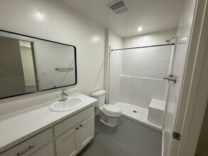 1133 W Mariposa Ave, Unit A in Ridgecrest, CA - Foto de edificio - Building Photo