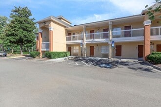 Vivo Living Forest Hills in Durham, NC - Building Photo - Building Photo