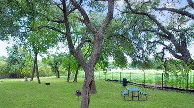 Hilltop Oaks in San Antonio, TX - Foto de edificio - Building Photo